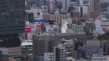 Şehir merkezindeki yoğun şehir gelişiminin havadan görüntüsü. Yüksek binaların kaygan görüntüsü. Osaka, Japonya.