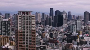 Modern metropoldeki şehir merkezindeki yüksek binaların havadan görünüşü. Parallaks etkisi. Osaka, Japonya.