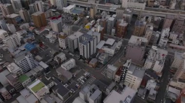 Şehir merkezindeki binaların yüksek açılı görüntüsü. Şehir manzarasını yukarı kaldır. Osaka, Japonya.