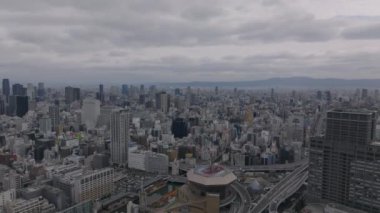 Metropolis 'teki binaların havadan yükselen görüntüleri. Yüksek binalarla şehir manzarasını gözler önüne seriyor. Osaka, Japonya.