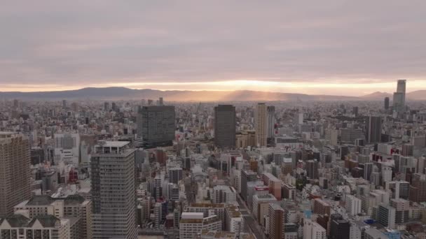 Воздушный Панорамный Вид Большой Город Утром Восходящее Солнце Сияющее Облачном — стоковое видео