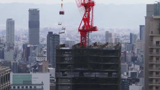 새로운 현대적인 건물을 건설의 슬라이드와 빨간색 크레인 배경에 자치구 오사카 — 비디오