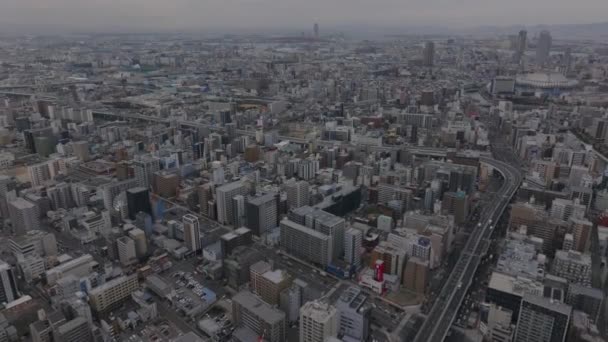 大都市的空中全景镜头 从高处看大城市的各种建筑物 路上的交通 日本大阪 — 图库视频影像