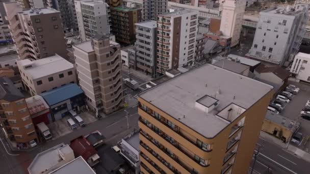 住宅都市部にある多国籍アパートの建物の航空写真 長いストレートストリートを再現 — ストック動画
