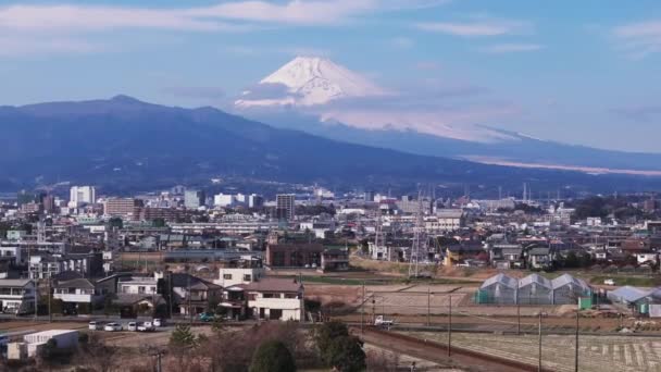 Şehrin Banliyölerinin Üzerinde Ilerliyorlar Arka Planda Fuji Dağı Nın Karla — Stok video