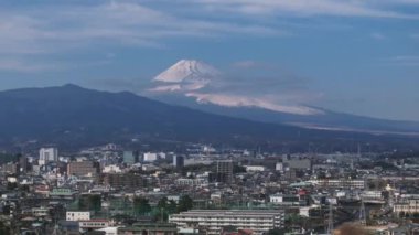 Şehrin ve arkadaki Fuji Dağı 'nın inanılmaz hava görüntüleri. İkonik karla kaplı bulutlar. Japonya.