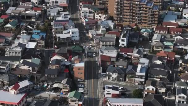 都市の通りを運転する車の前方追跡 住宅都市部の道路の高角度ビュー — ストック動画