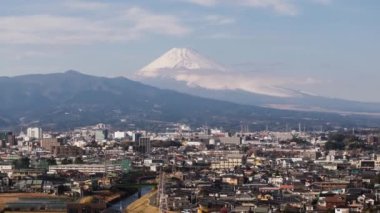 Karla kaplı güzel yüksek dağlı şehrin havadan inen görüntüleri. İkonik Fuji Tepesi. Japonya.