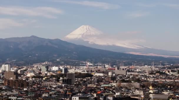 Şehrin Arka Planında Görkemli Fujisan Binalarının Havadan Görüntüsü Tipik Kar — Stok video