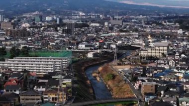 Nehir boyunca şehrin yüksek açılı manzarası. Eğim, Fuji Dağı 'nın beyaz karla kaplı inanılmaz konik şekilli volkanik dağını ortaya çıkarıyor. Japonya.