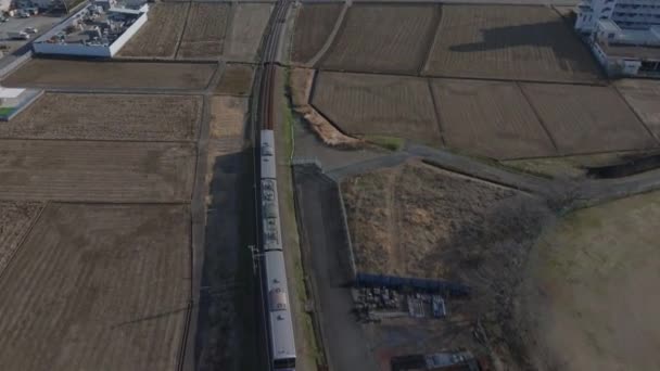 Voorwaarts Volgen Van Lokale Trein Eenheid Passeren Spoorlijn Tussen Velden — Stockvideo