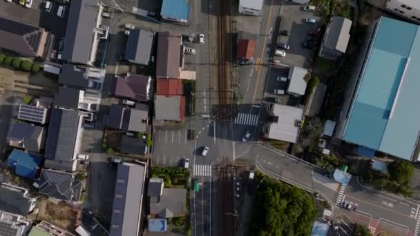 도시의 건물과 거리의 아래로 주택을 이어지는 일본의 — 비디오