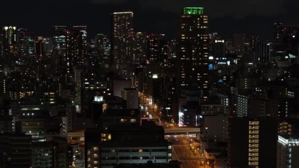 Nattstadslandskap Höghus Med Upplysta Fönster Runt Belysta Gatan Osaka Japan — Stockvideo