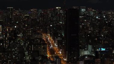 Gece metropolünün havadan panoramik görüntüsü. Mahalledeki yüksek katlı apartman binaları. Osaka, Japonya.
