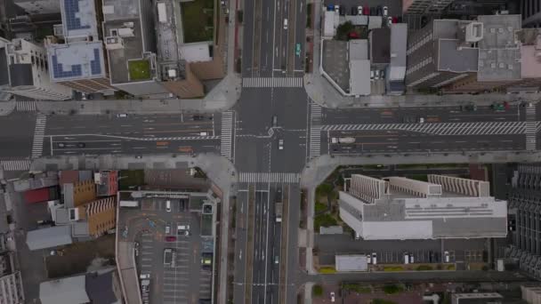 Filmagem Cima Para Baixo Carros Que Passam Pelo Cruzamento Estrada — Vídeo de Stock