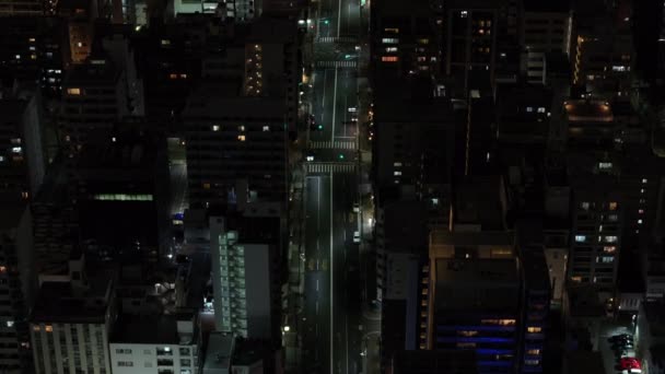 Leć Nad Nocnym Miastem Wysoki Kąt Widzenia Pojazdów Jadących Ulicami — Wideo stockowe