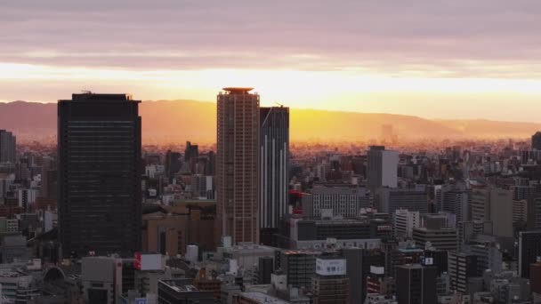 Luchtfoto Van Hoge Torens Tegen Romantische Zonsopgang Zonnestralen Schijnen Door — Stockvideo