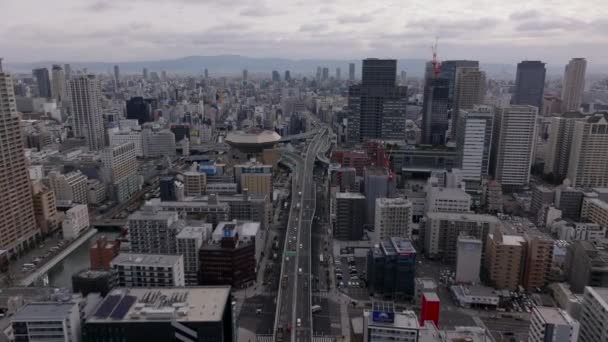 Luchtfoto Panoramisch Uitzicht Metropool Multilane Hoofdweg Leidt Door Moderne Stad — Stockvideo