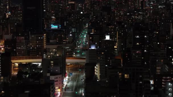 Şehir Merkezindeki Çok Katlı Apartmanların Hava Manzarası Yükseltilmiş Caddede Giden — Stok video