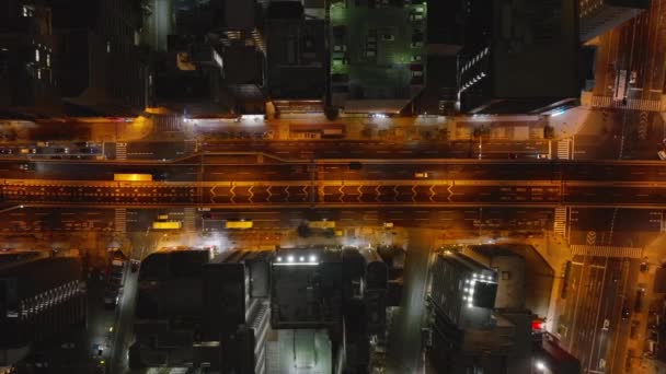 Şehir Merkezindeki Çok Katlı Binalarla Çevrili Çok Katlı Yolda Giden — Stok video