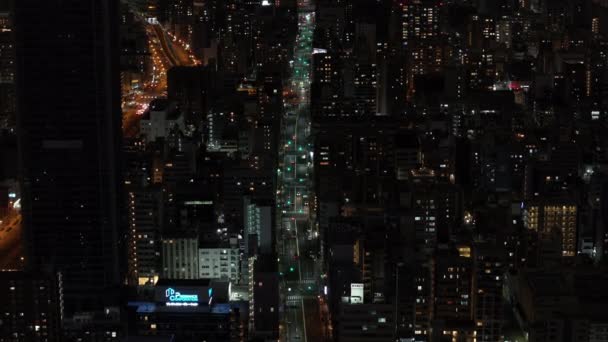 대도시의 거리와 건물의 트래픽에서 자동차 오사카 — 비디오