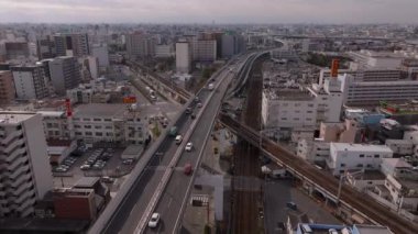 Metropolis 'e giden çok şeritli otoyolun havadan çekilmiş görüntüleri. Şehir merkezindeki köprüde bir cadde. Osaka, Japonya.