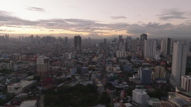 Zdjęcie Panoramiczne Dużego Miasta Wysokimi Budynkami Tle Kolorowego Wschodu Słońca — Wideo stockowe