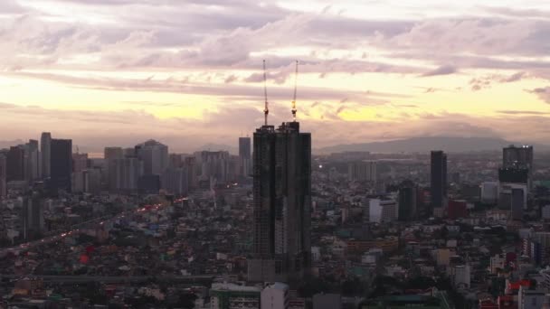 Siluet Konstruksi Bangunan Tinggi Dengan Derek Atas Terhadap Langit Berwarna — Stok Video