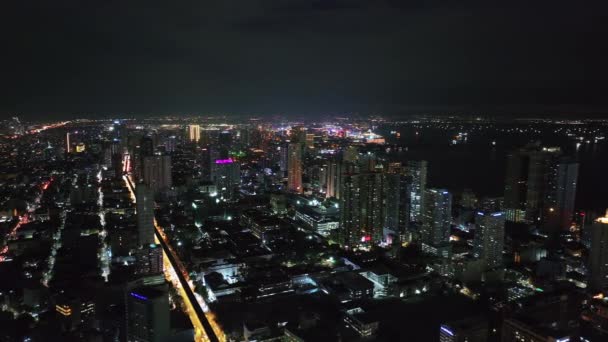 大都市の空中パノラマビュー 現代の高層オフィスや住宅ビル 夜間の大都市で忙しいマルチレーン マニラ フィリピン — ストック動画