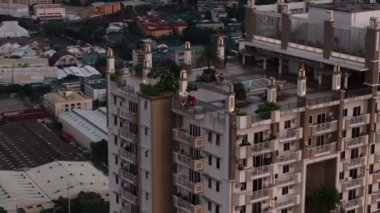 Torre de Manila yüksek binasının teras ve balkonlarının iniş görüntüleri. Manila, Filipinler.