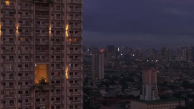 Arka planda balkonları ve panoramik manzaralı modern apartman dairesi. Manila, Filipinler.