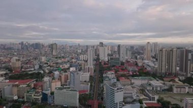 Metropolün havadan panoramik görüntüsü. Şehir merkezindeki çok katlı apartmanlar. Manila, Filipinler.