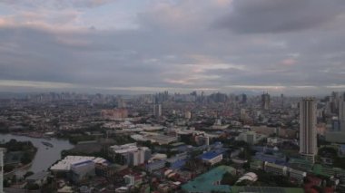 Alacakaranlıktaki Metropolis 'in havadan panoramik görüntüsü. Şehir merkezindeki yüksek binalar. Manila, Filipinler.