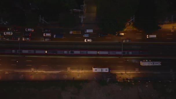 Akşam Kentinde Trafiğin Kuş Bakışı Görüntüsü Trafik Işıklarının Banliyö Treninin — Stok video