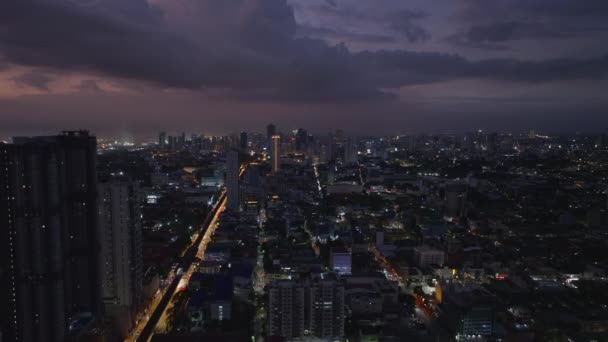 夕方にメトロポリスの空中上昇の映像 都市部の高層ビルやストリート マニラ フィリピン — ストック動画