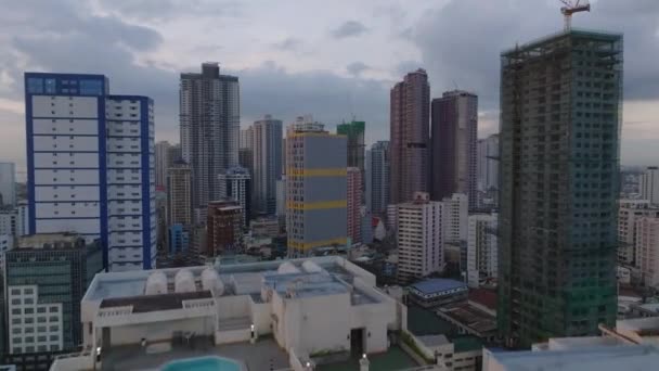 Yüksek Binanın Çatısındaki Terasta Alçak Uçuş Günümüz Kentsel Kesimlerinde Alacakaranlık — Stok video