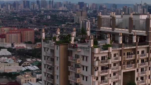 Emberek Élvezik Kilátást Tetőterasz Toronyház Épületben Légi Felvétel Torre Maniláról — Stock videók