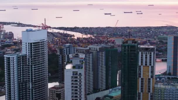 Légi Kilátás Magaslati Épületek Városi Kerületben Tengeri Kikötő Hatalmas Daruk — Stock videók