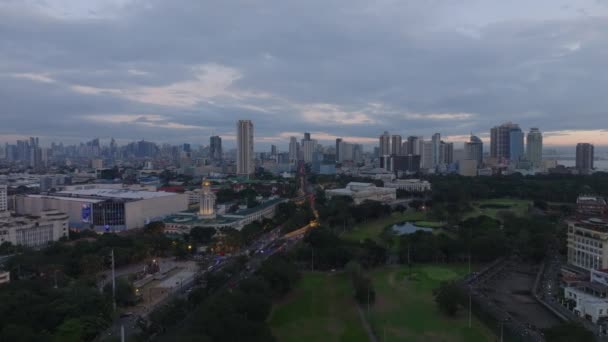 Avançados Voam Acima Parque Cidade Vista Panorâmica Aérea Metrópole Tráfego — Vídeo de Stock