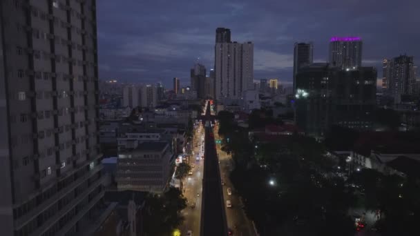Vista Aerea Trafficata Strada Multilane Nella Città Notte Colpo Aumento — Video Stock