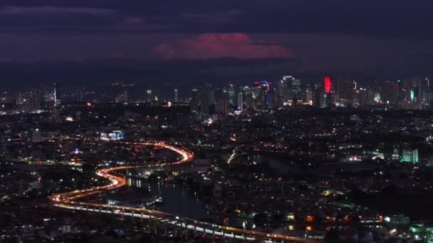 Вид Воздуха Освещенную Многоуровневую Магистраль Извивающуюся Через Большой Город Современные — стоковое видео