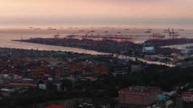 Lojistik ve ulaşım altyapısının hava görüntüleri. Alacakaranlık 'ta büyük bir kargo limanı. Manila, Filipinler.