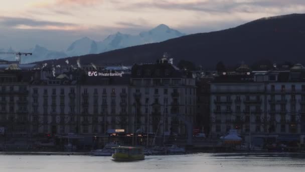 Letecký Pohled Turistický Člun Vodní Hladině Paláce Nábřeží Jezera Zasněžený — Stock video