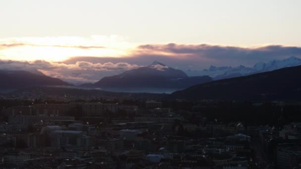 Высокие Альпийские Вершины Против Восхода Солнца Над Зданиями Городском Районе — стоковое видео