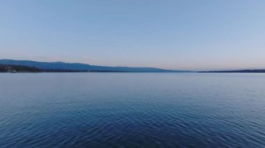 Gün doğmadan Geneva Gölü 'nün engin su yüzeyinin üzerinden uç. Doğanın sabah havadan görünüşü. Cenevre, İsviçre.