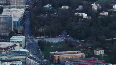 Modern şehir gelişiminin, parkın ve Uluslar Meydanı 'nın havadan görüntüsü. Şehrin sokaklarında trafik düşük. Cenevre, İsviçre.