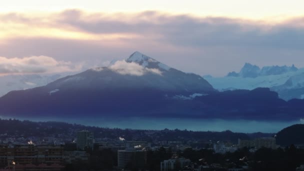 Montañas Nevadas Contra Cielo Nublado Amanecer Alpes Matutinos Sobre Edificios — Vídeo de stock