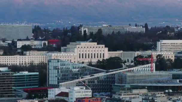 对联合国办事处所在地万国宫的空中射击 现代玻璃和钢结构建筑的前景广阔 瑞士日内瓦 — 图库视频影像