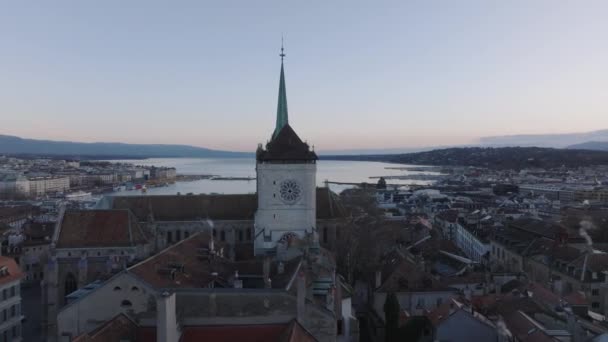 Воздушные Кадры Церковной Башни Озера Утреннего Неба Обратно Открывается Собор — стоковое видео