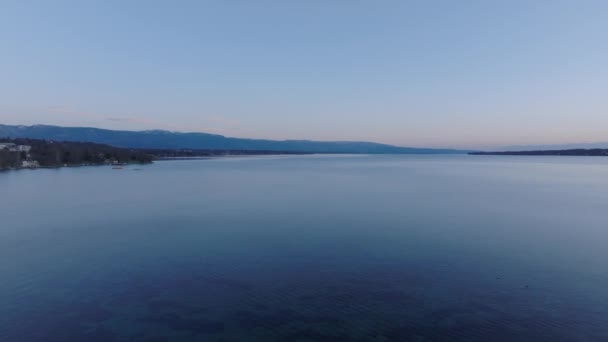 Légi Felvétel Nyugodt Vízfelszínről Reggel Repülj Genfi Felett Hegygerinc Háttérben — Stock videók